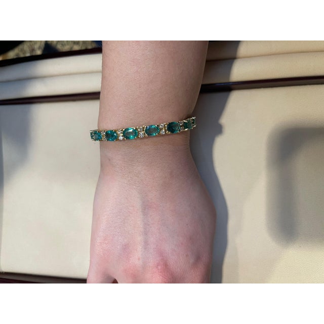 2020s 22 Carat Natural Emerald & Diamond Cocktail Tennis Bracelet 14 Karat Yellow Gold For Sale - Image 5 of 8