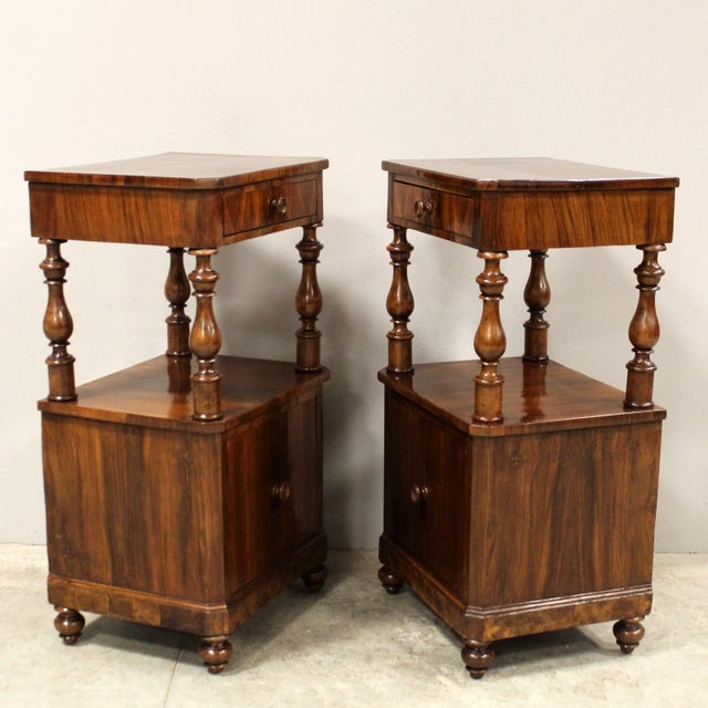 Pair of Louis Philippe bedside tables In walnut, veneered in walnut Mid-19th century period - Louis Philippe Origin Italy...