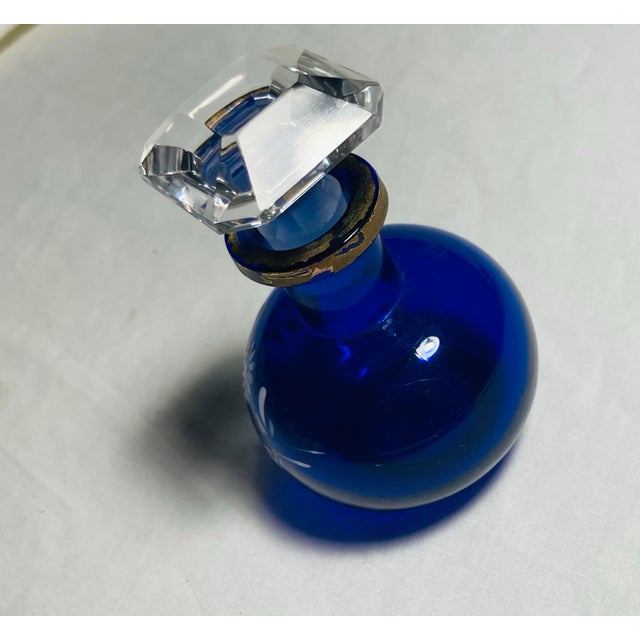 Art Nouveau Antique Crystal Perfume Bottle Cobalt Blue White Enamel Painted Daisies Faceted Crystal Jewel Shape Stopper For Sale - Image 3 of 6