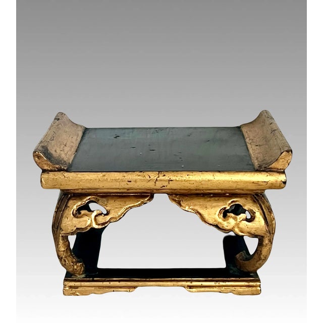Chinoiserie Antique Black and Gold Altar Style Chinese Carved Wood Display Stand / Pedestal For Sale - Image 3 of 7