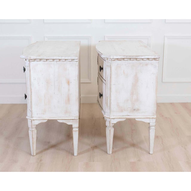 Off-white Pair of Italian Painted Neoclassical Commodes, 20th Century For Sale - Image 8 of 8
