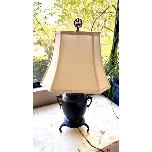 Japanese Mid 20th Century Meiji Period Mixed Metal Black and Gold Japanese Style Table Lamp For Sale - Image 3 of 5