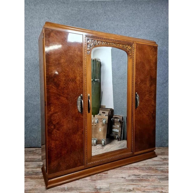 Large Art Deco wardrobe in burl wood, circa 1925-1930 General Superb Art Deco wardrobe, crafted from high-quality burl...