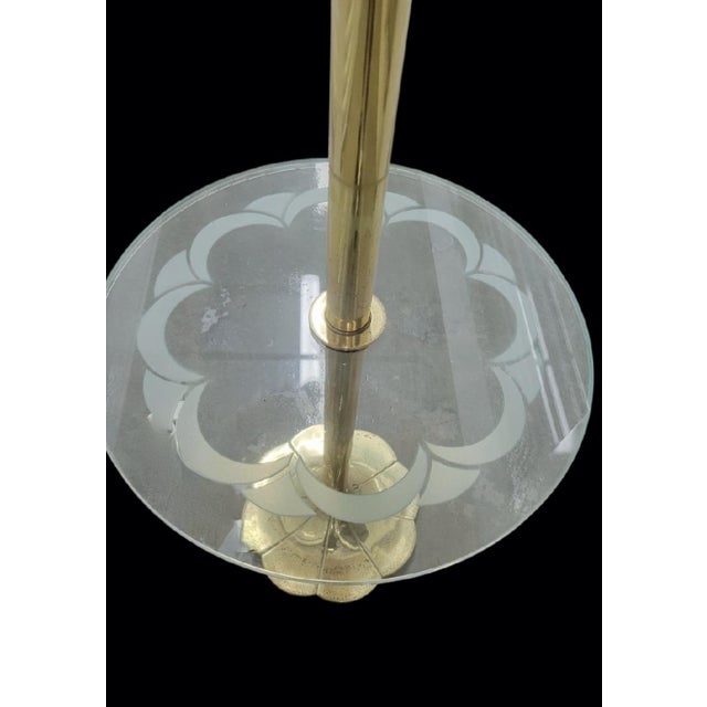 A wonderful solid brass tulip shaped table lamp combo by Stiffel. The lamp features a pretty lily shaped base and neck in...