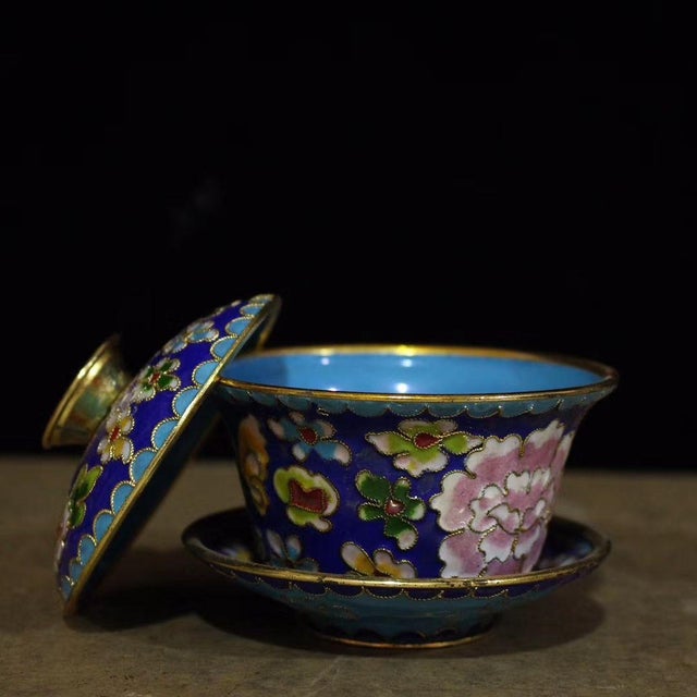 Add a vibrant touch of Eastern artistry to your home with this exquisite vintage Chinese Cloisonné enamel tea bowl...