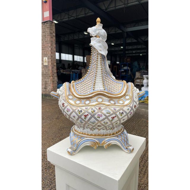 20th Century Vaisseau à Mât Ship Vase and Cover from Meissen, Set of 2 For Sale - Image 5 of 12