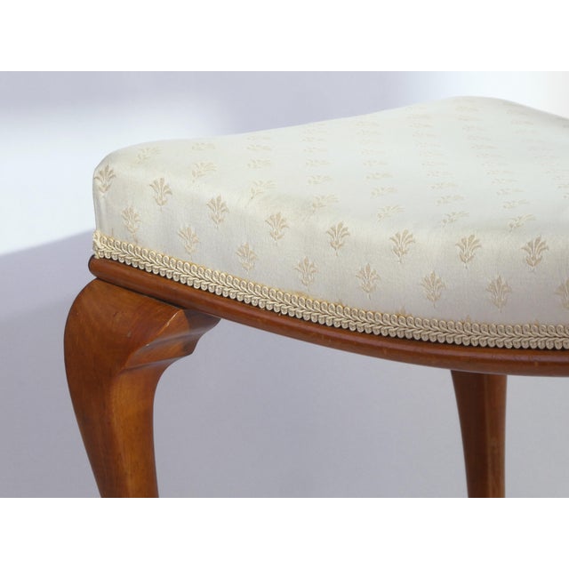 Antique Queen Ann Ottoman with Rectangular Wooden Cabriole Legs and White Upholstery, 1920s For Sale - Image 3 of 12