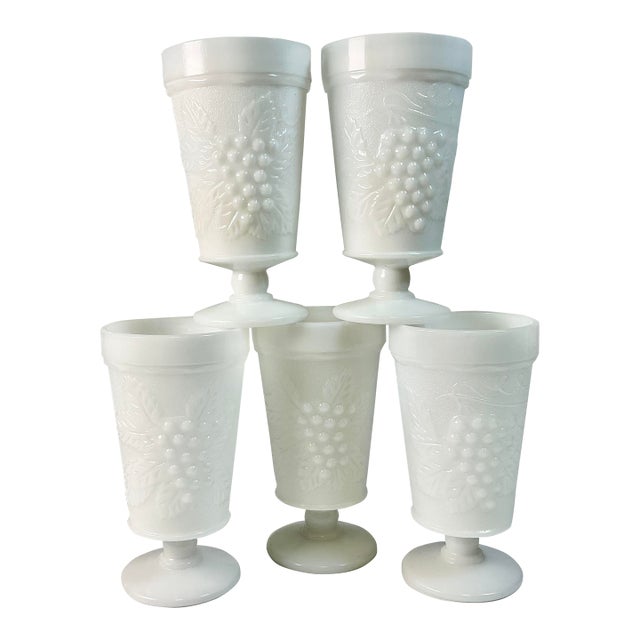 1950s Vintage Americana Arts & Crafts Boho Chic Milk Glass Pedestal Ice Tea Glasses - Set of 5 For Sale