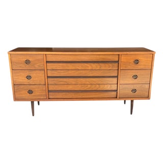 Restored 1960s Mid-Century Modern Walnut Chest of Drawers – Sculpted Handles, Ample Storage, Tapered Legs For Sale