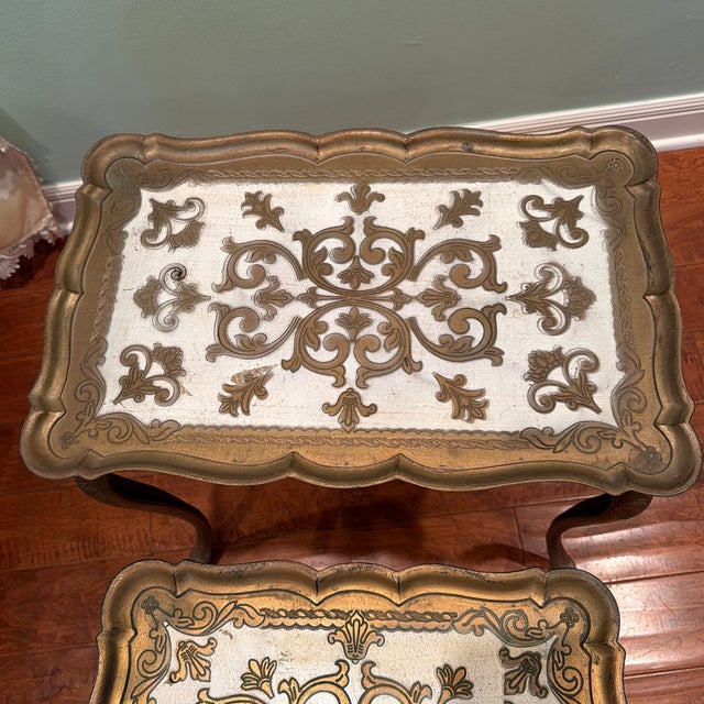 1950s Elegant French Provincial Nesting Tables – Set of 3 For Sale - Image 4 of 5