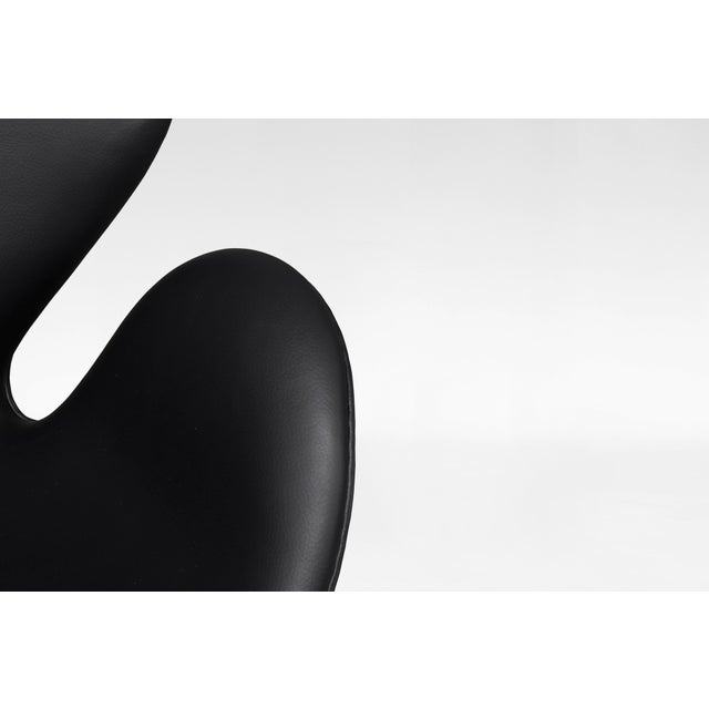 Vintage Swivel Swan Chair in Black Leather by Arne Jacobsen for Fritz Hansen, 1950s For Sale - Image 5 of 7