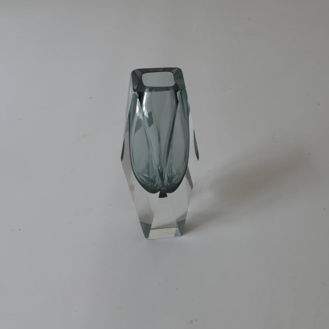 Light Grey Murano Glass Vase with Geometric Facets, Mandruzzato Pattern, 1960 by Alessandro Mandruzzato for Alessandro Mandruzzato For Sale - Image 4 of 8