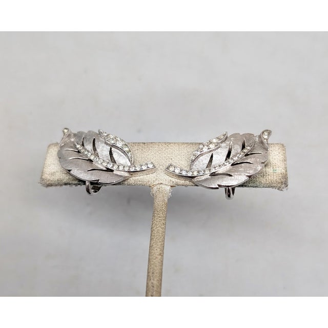 Mid-Century Modern Vintage 1960 Signed Crown Trifari Rhodium Plated Clear Rhinestone Curled Leaf Clip Earrings-2 Pieces For Sale - Image 3 of 7