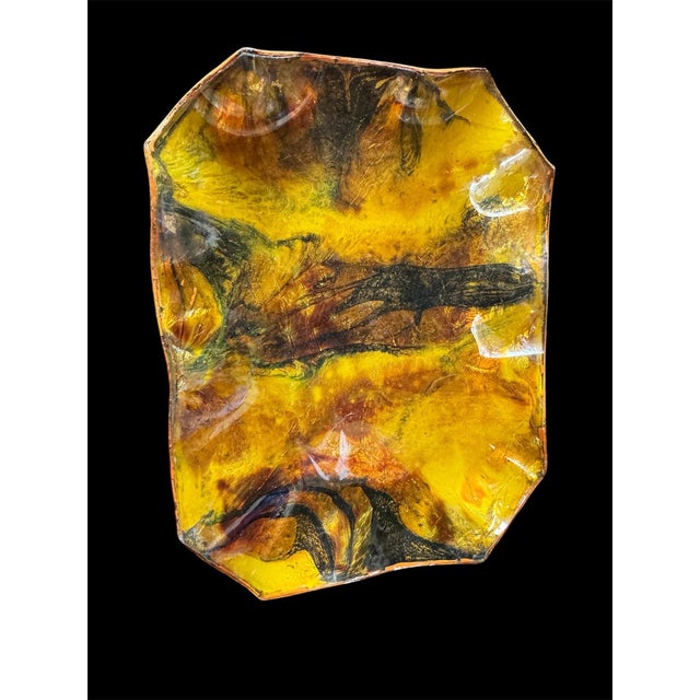 This 1970s Seetusee dish is made from resin and features a tortoiseshell or amber color palette.It has a glossy finish...