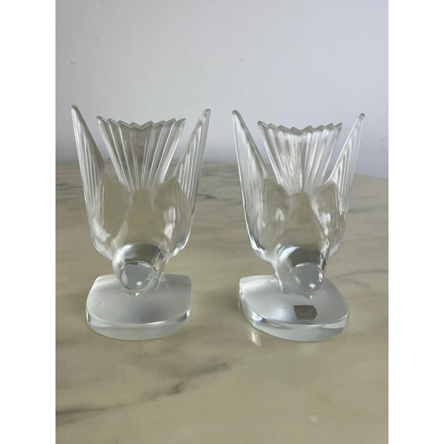 Beautiful pair of crystal swallows by Lalique, French production from the 1980s. Intact and in good condition, engraved...