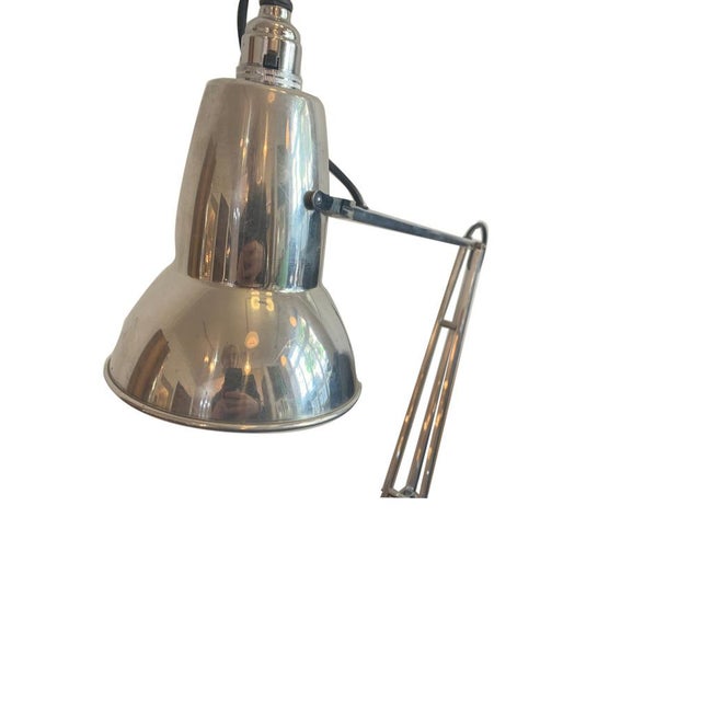 The anglepoise desk lamp was developed by George Carwardine for Herbert Terry & Sons. Thanks to a flexible arm and a...