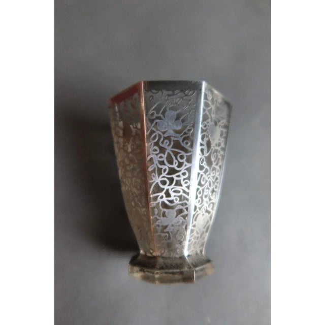 "Service of Glasses and Carafe Art Deco" Original Service of seven glasses and glass carafe and silver inclusions in...