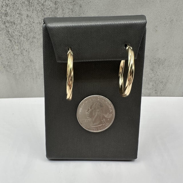 14kt Yellow Gold Twisted Hoop Earrings – 1 1/16in, 2.9mm, 2g, New, A Pair For Sale - Image 4 of 5