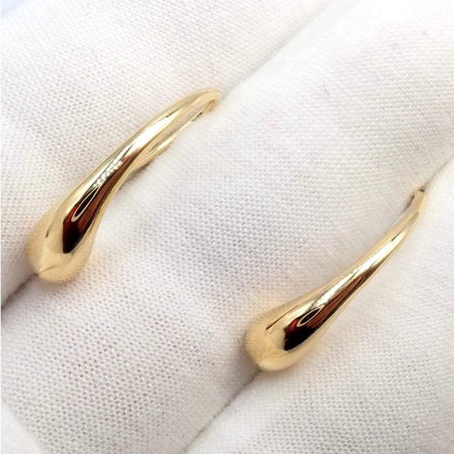 Gold 1980s Pair of Tiffany & Co. Elsa Peretti Yellow Gold Teardrop Hoop Earrings For Sale - Image 8 of 9