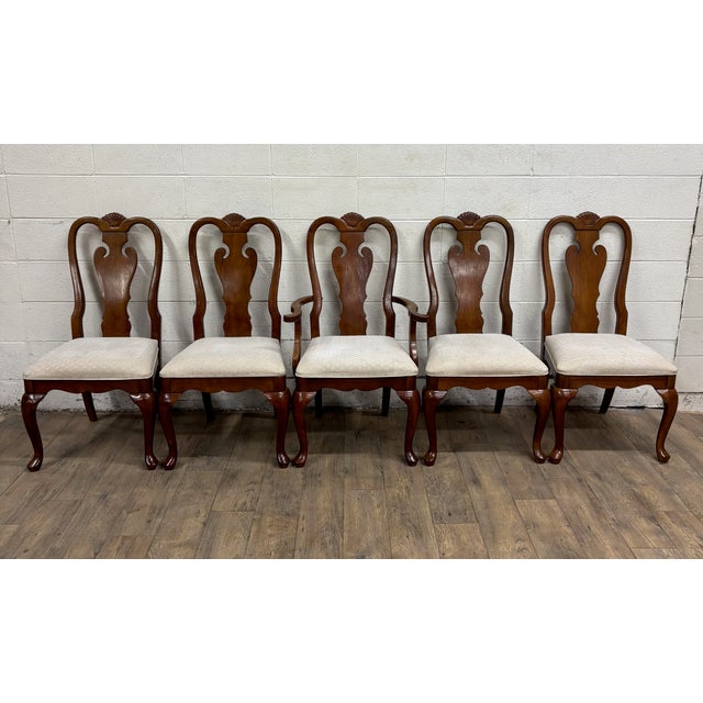 This is an absolutely gorgeous set of five vintage Universal Furniture Queen Anne style dining chairs, including one arm...