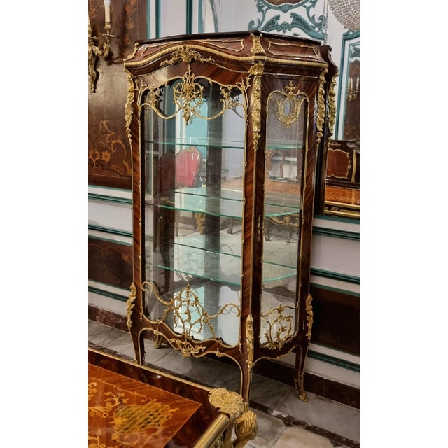 Ornate French Louis XV Curio Cabinet – Glass Shelving, Gilded Accents & Graceful Bombe Design For Sale - Image 4 of 4