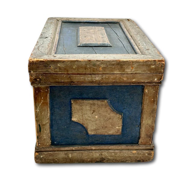 Outstanding Mid 1800s Smaller Size Antique New England Seaboard Pine Carpenters Tool Chest With Great Original Paint - 12 X 13 X 22 Inches For Sale In Boston - Image 6 of 18