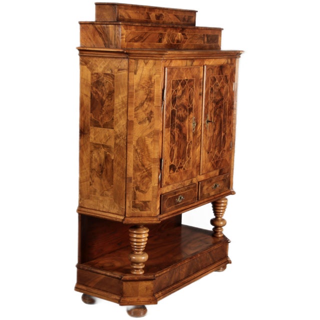 Age/age and origin/origin: The cabinet is probably from around 1720-1750 and the origin is probably in Germany...