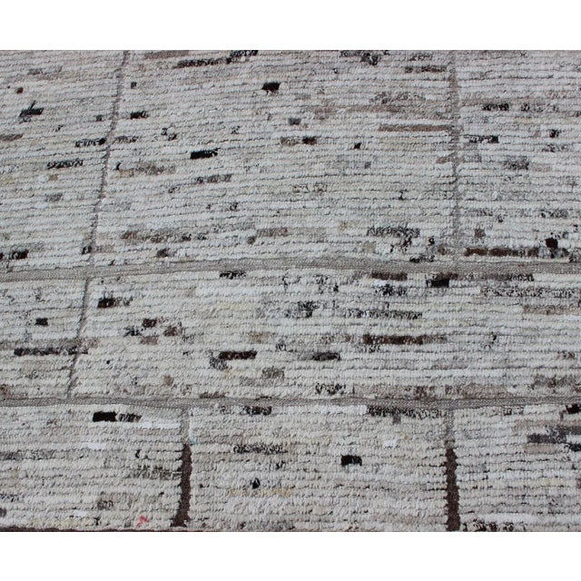 White Keivan Woven Arts Minimalist Modern Design Rug in Neutral Tones 9'11 X 11'11 For Sale - Image 8 of 10