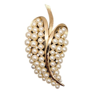 Vintage Signed Crown Trifari Goldtone Faux-Pearl & Clear Rhinestone Brooch For Sale