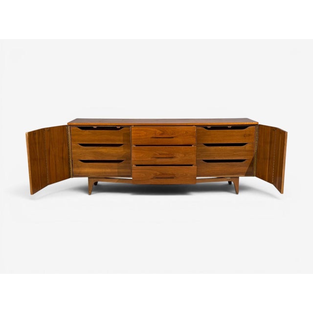 Young Manufacturing, Standard Dreser, Walnut, Usa, 1960s For Sale - Image 10 of 12