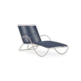 Brown Jordan Walter Lamb Aluminum Contoured Chaise, Dove frame with Marine fabric For Sale