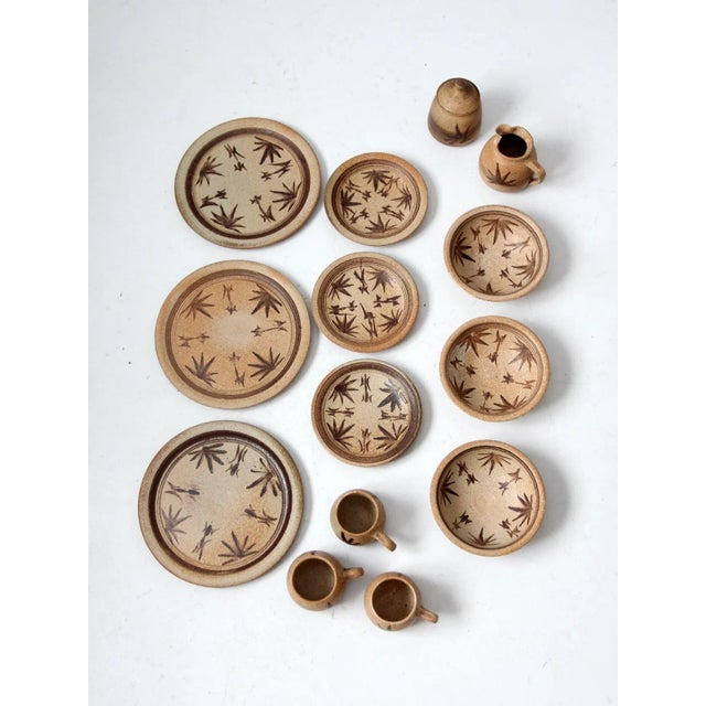 This fourteen-piece collection features a warm brown speckled glaze with a hand-painted yucca plant motif, offering an...