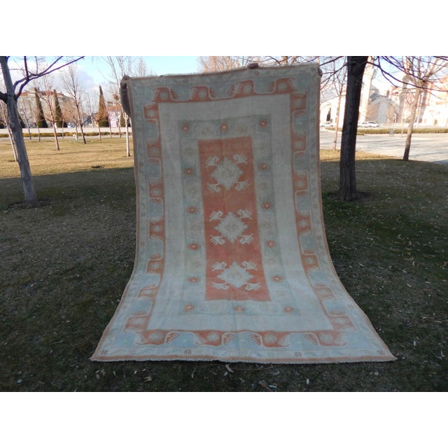 Oushak rugs originated in the small town of Oushak in west-central Anatolia, today just south of Istanbul, Turkey. Unlike...
