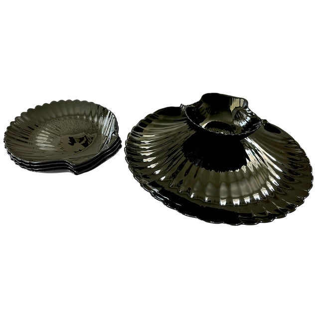 Glass 1960s Arcoroc France "Coquillage" Black Glass Shell Serving Set – 16 Pieces With Chip & Dip Platter For Sale - Image 7 of 13
