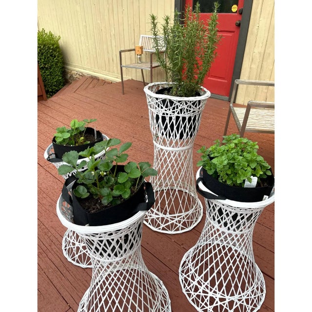 1970s Set of 5 Russell Woodard Spun Fiberglass White Plant Stand Garden Planters For Sale - Image 5 of 12