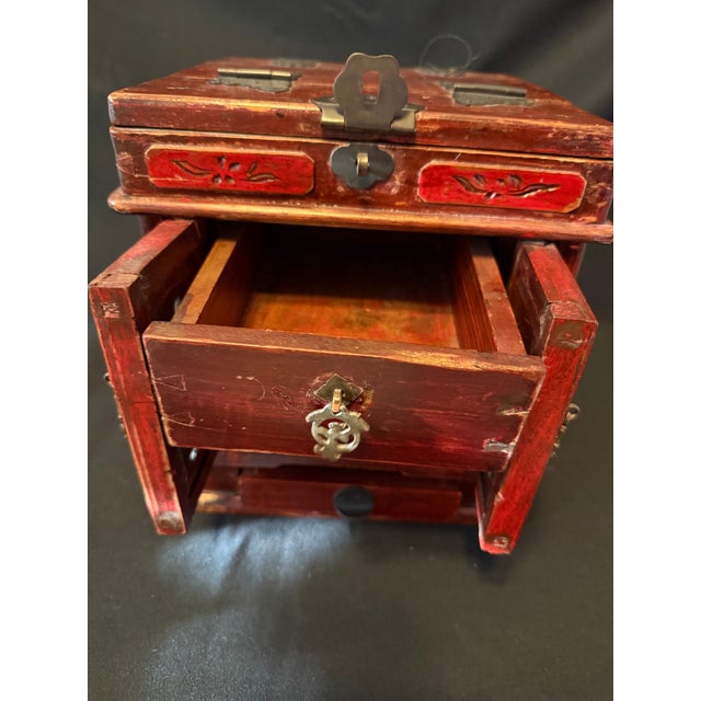 1910s Vintage Chinese Red Lacquered Carved Wood Jewelry Box Vanity With Mirror For Sale - Image 5 of 10