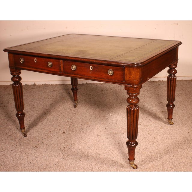 Superb writing desk from the 19th century from English in mahogany Elegant partner desk which has two drawers in the belt...