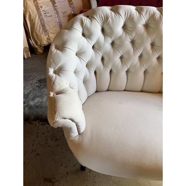 Linen 19th-Century French Napoleon III Tufted Curved Settee For Sale - Image 8 of 9