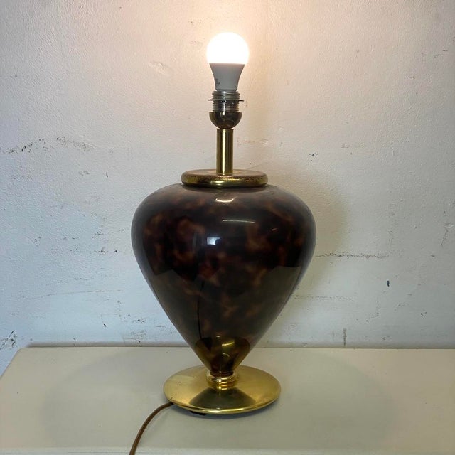 Some minor signs of wear, chips and pitting on the brass (see photos) Height: 47 cm Width: 27 cm Depth: 27 cm European...