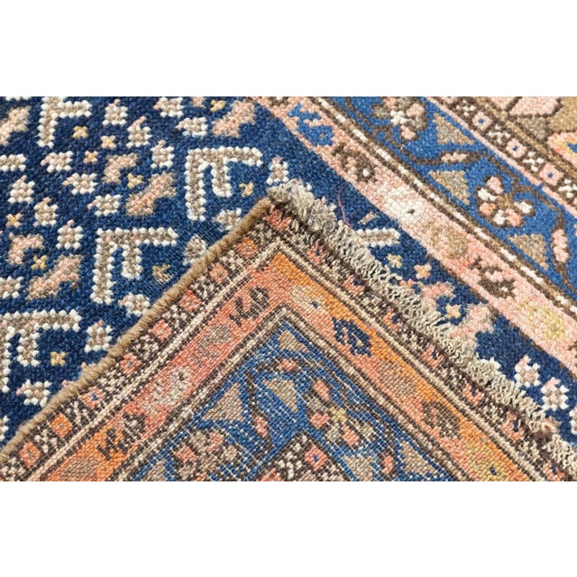 A large town in the Greater Hamadan Weaving Area, specializing in single-wefted scatters, room sizes, gallery carpets,...