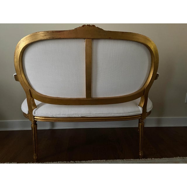 Ivory 1940s Giltwood Louis XV Style Settee For Sale - Image 8 of 10