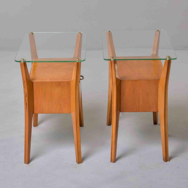 Cinnamon Pair of Italian Mid-Century Blonde Walnut Bedside Tables With Elevated Glass Tops For Sale - Image 8 of 12