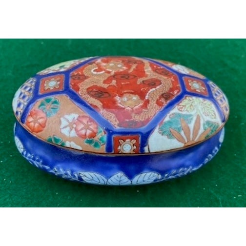 Imari style porcelain trinket box with the stamp of the manufacturer, You Xian Ju Jianzhi (有間居監製).
