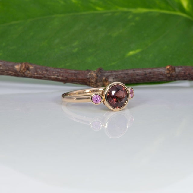 Metal 1.4Ct Red Spinel Ring With Pink Sapphire Accents: Solid 14k Gold, Size 6.75 For Sale - Image 7 of 9