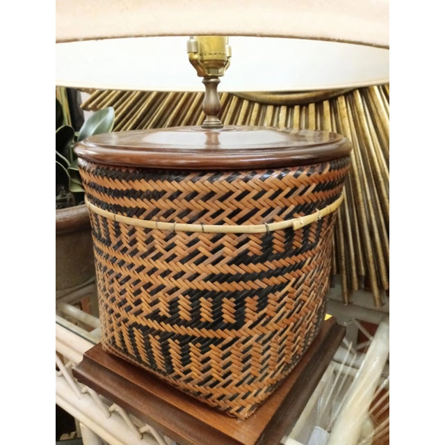 Traditional Vintage Wicker Basket and Wood Base Large Table Lamp With Tan Linen Shade For Sale - Image 3 of 9