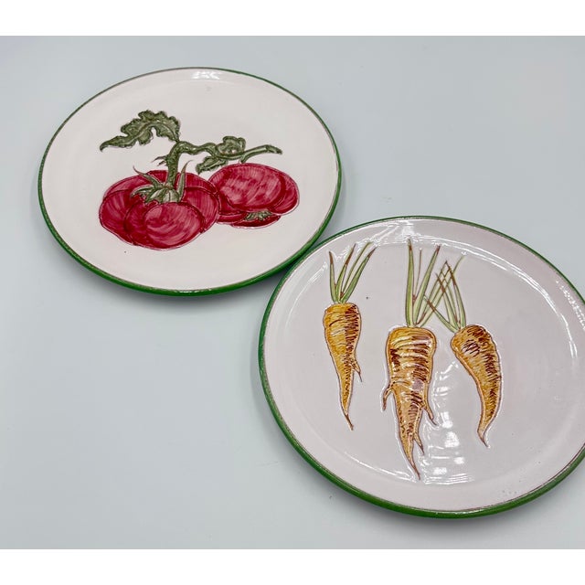 Majolica 1950s Italian Majolica n.708 Vintage 8" Serving Plates Hand Painted Pottery 2pc Set For Sale - Image 4 of 7