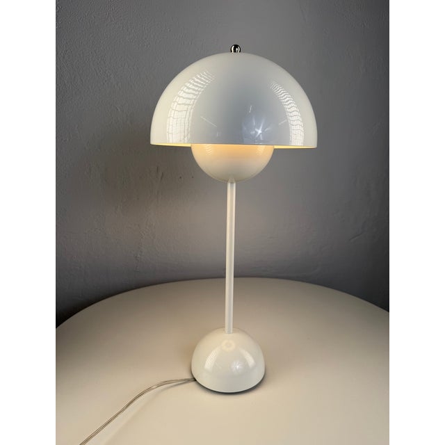 Danish FlowerPot VP3 Table Lamp in White by Verner Panton for &Tradition, 1980s For Sale - Image 6 of 6