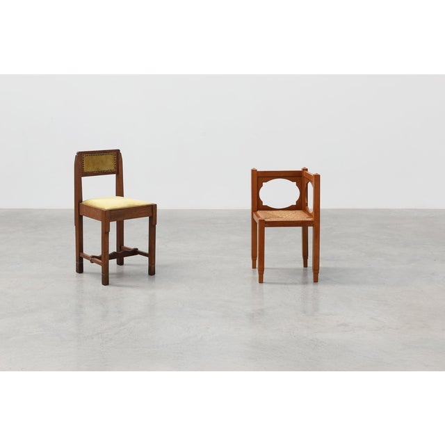 A distinctive Belgian Art Deco corner chair from around 1920, crafted in solid oak with a rush‑woven seat. The chair’s...
