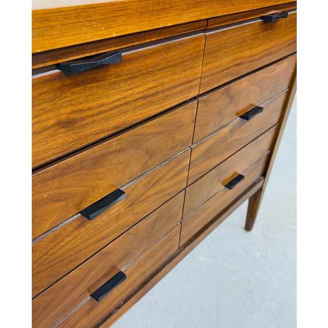 Mid-Century Modern Lane Tuxedo 9-Drawer Walnut Dresser For Sale - Image 9 of 11