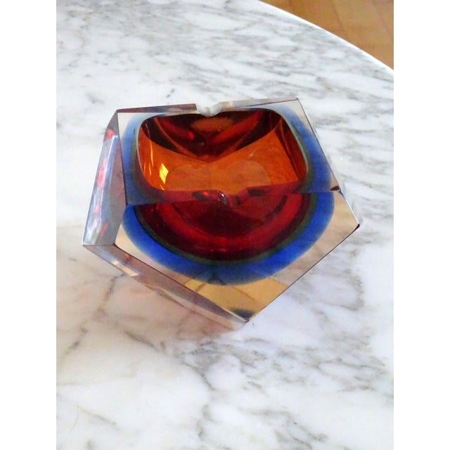 A spectacular three-coloured Murano glass bowl - Featuring the Sommerso technique